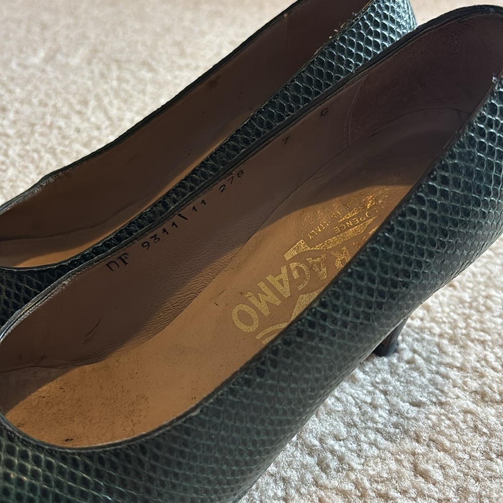 Vintage Salvatore Ferragamo Textured Leather Green Pumps - Picture 6 of 7